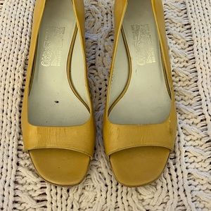 Woman pumps tip heel